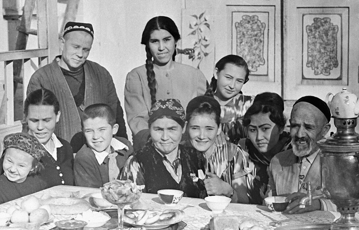 Mother-Heroine Bakhri Akramova (fourth from right) and her blacksmith husband Shaakhmed Shamakhmudov (right)