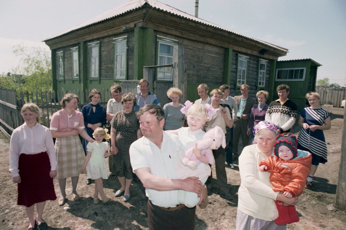 Altay village residents Georgy and Mariya Lebedev with their 12 children and grandchildren