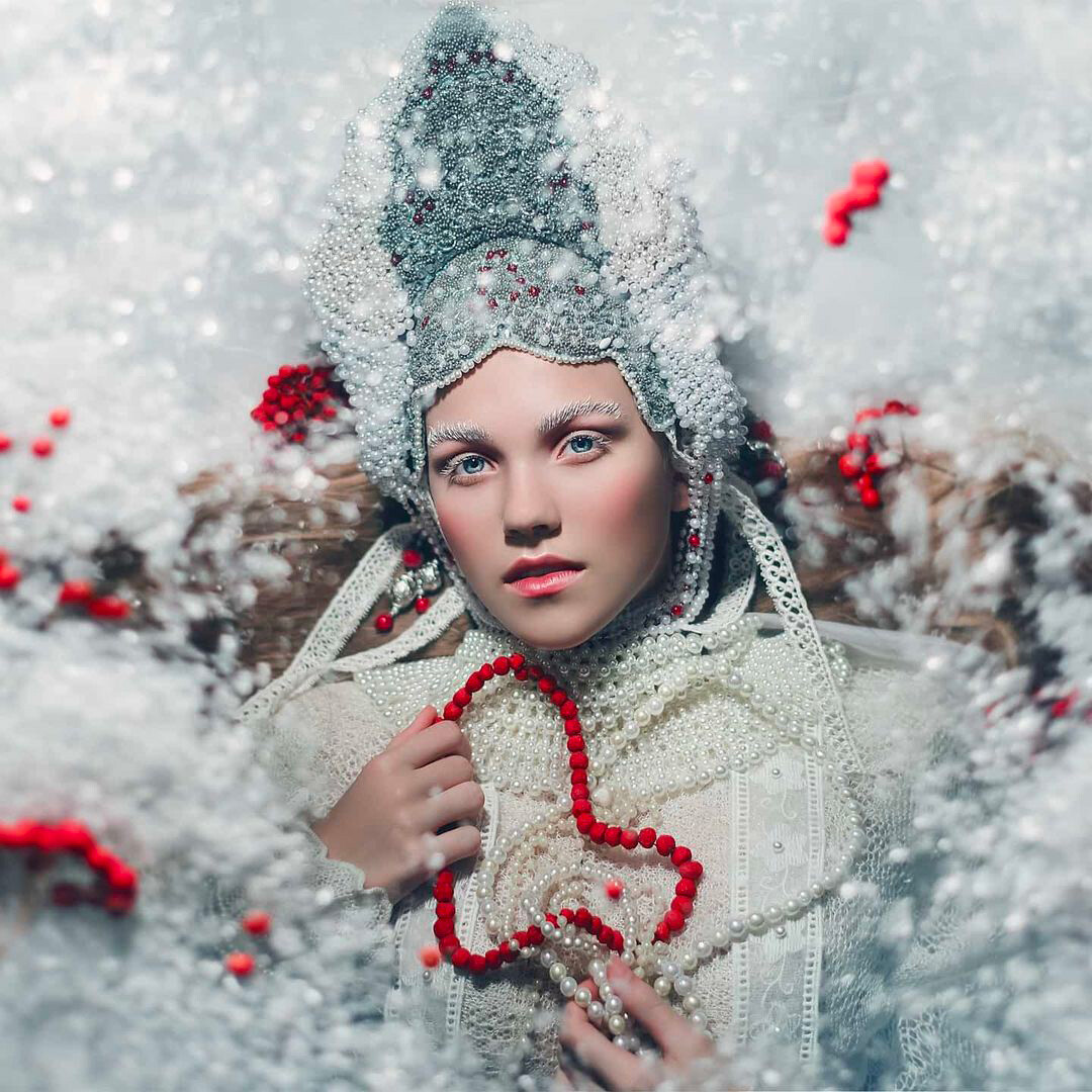 Un copricapo ispirato al film fantasy russo “La ragazza dragone”
