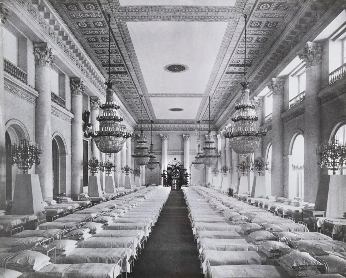 El hospital en el Salón Nicolás del Palacio de Invierno.

