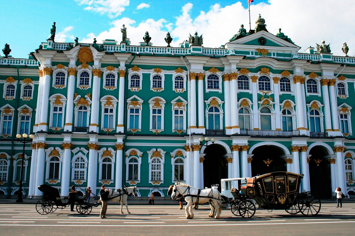 Los zares rusos probablemente nunca vieron el Palacio de Invierno de color verde.

