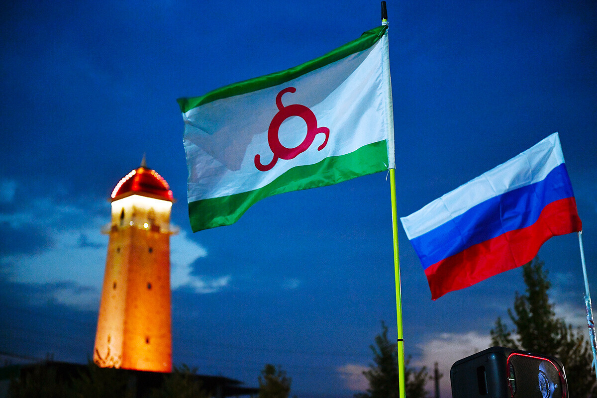 Bandeiras da Inguchétia e da Rússia

