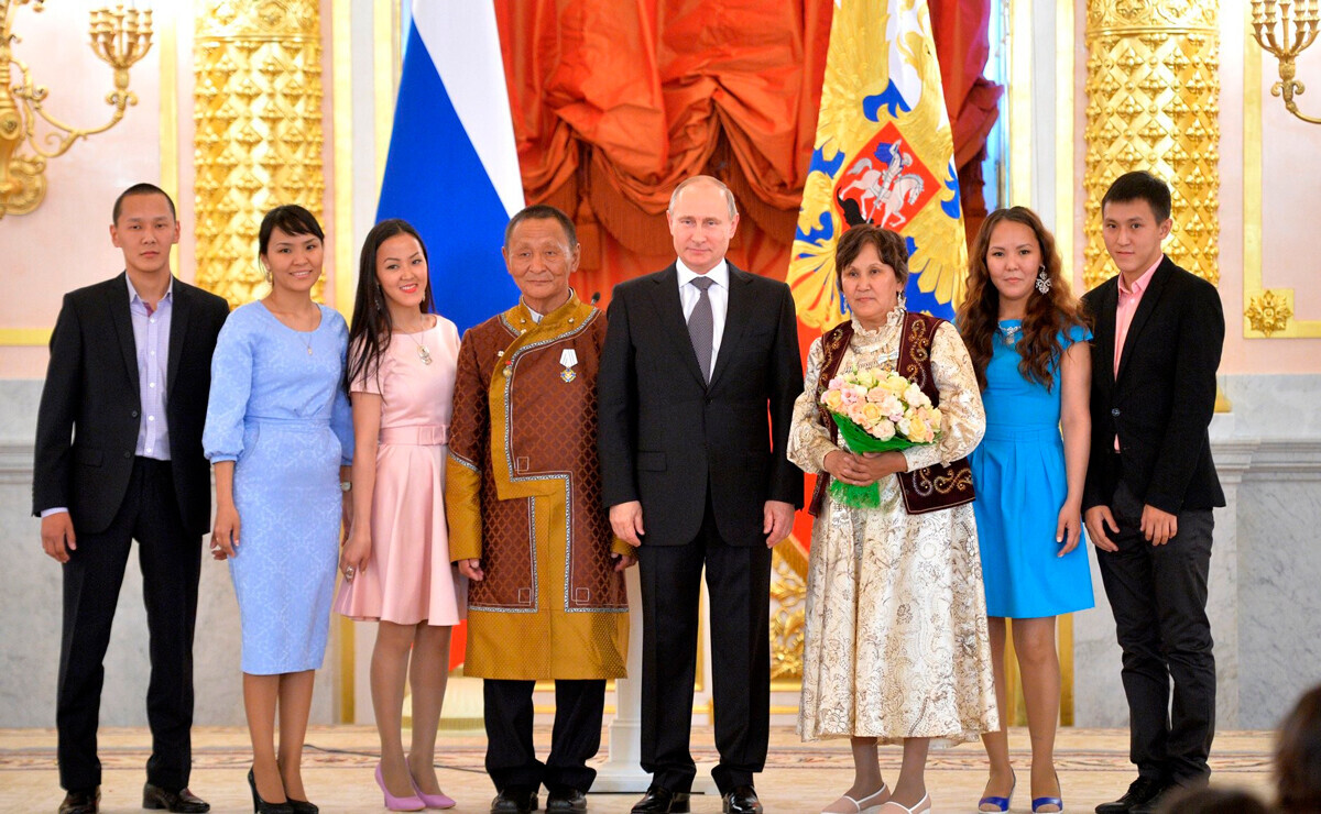 Recipientes da “Ordem da Glória Parental” Larissa e Arkhip Gorokhov com seus filhos