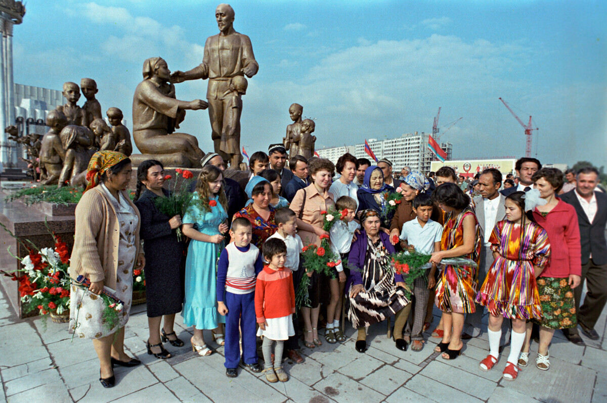 Bakhri Akramova (sentada) com seus filhos na inauguração do monumento em sua homenagem em Tachkent