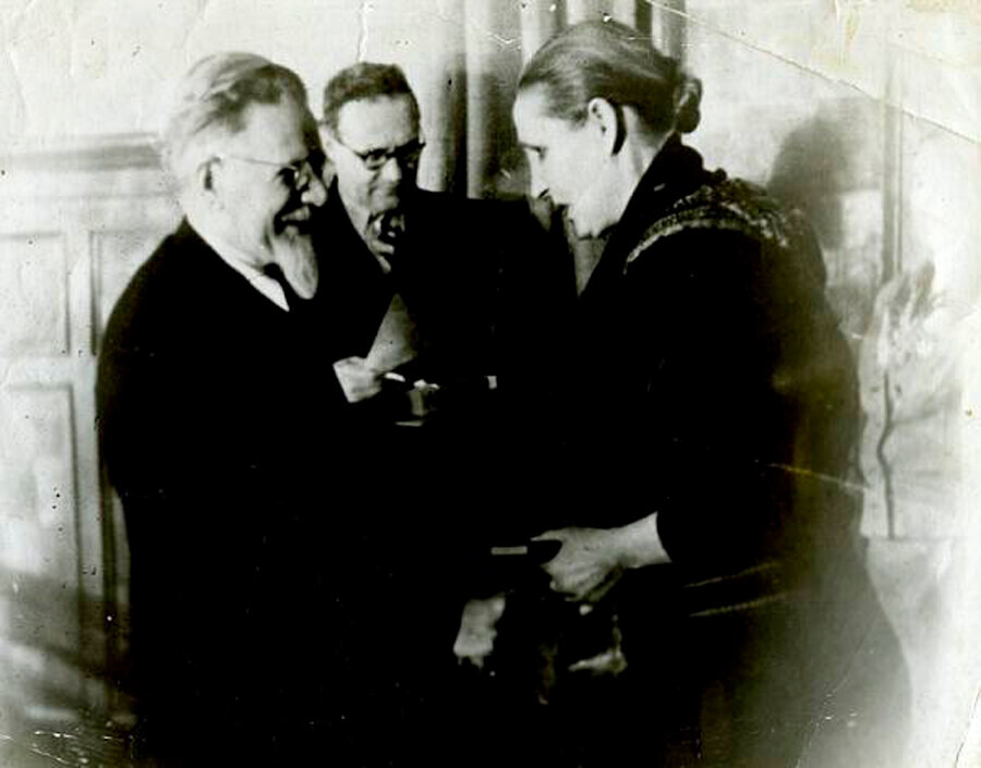 Mikhail Kalinin entregando o prêmio a Tatiana Bubnova, uma das primeiras 14 Mães Heroínas da URSS
