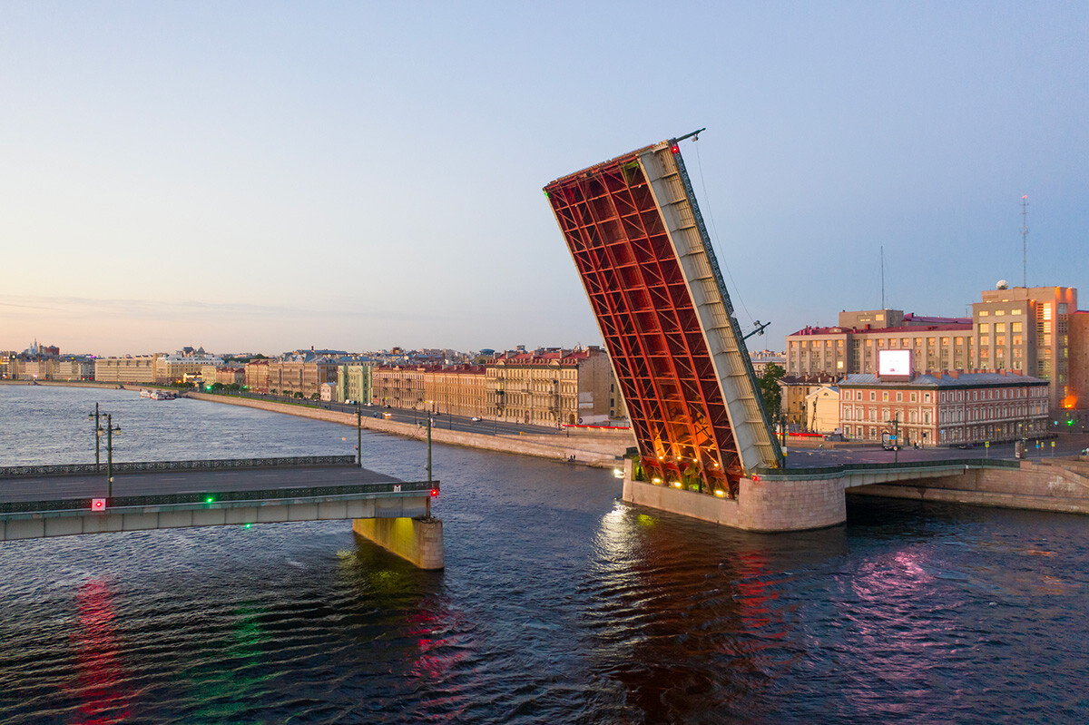 Il ponte Litejnij sul fiume Neva che conduce all'isola Bezymjannyj