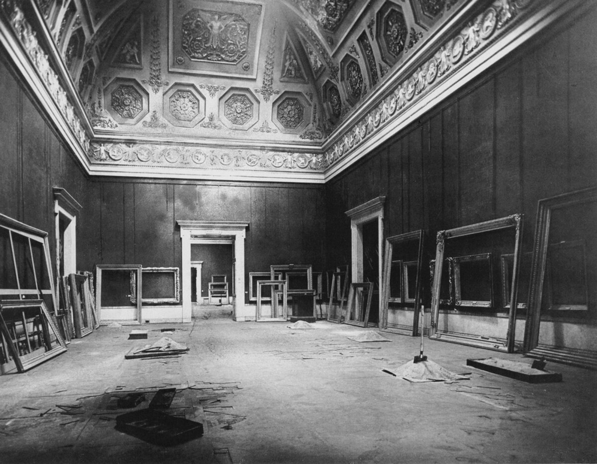 A room in the Winter Palace during the war. Workers left picture frames in their place in order to be able to rehang the evacuated masterpieces more quickly.