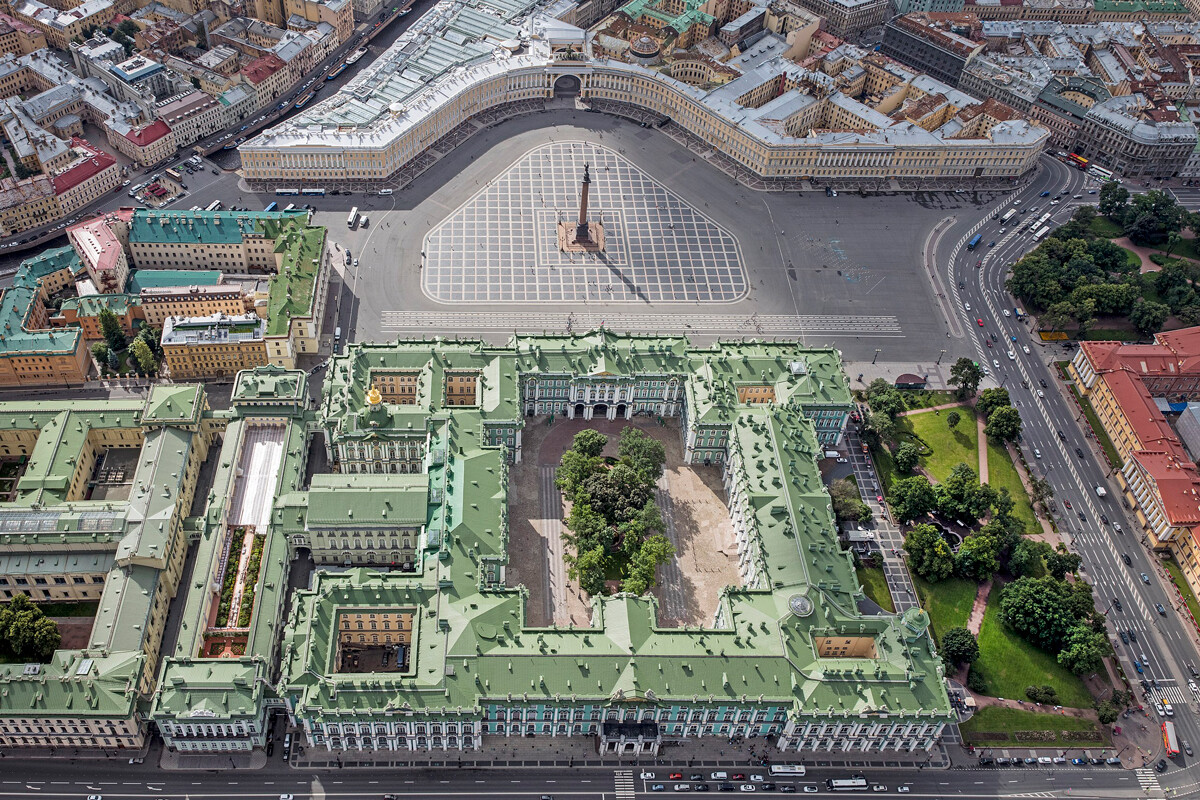 Вид на Зимний дворец и Дворцовую площадь