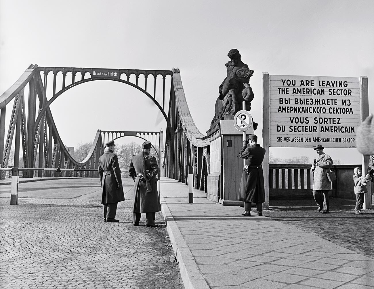Die Glienicker Brücke in Berlin.