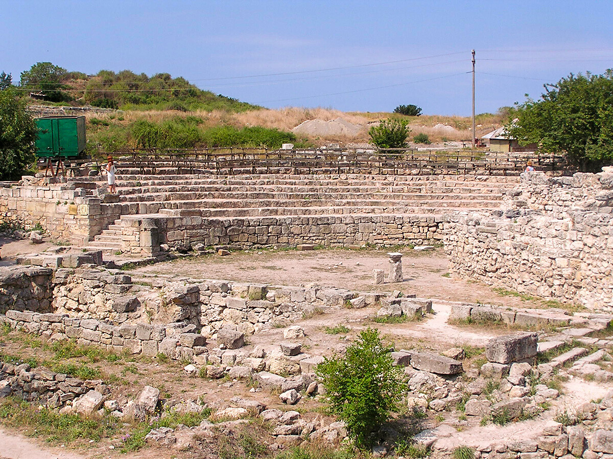 Херсонес. Античкиот театар во Херсонес. Единствениот театар пронајден во древните градови на Северното Прицрноморје. Изграден е во 3 век п.н.е. меѓу одбранбениот ѕид и главната улица. Има околу 2500 седишта.

