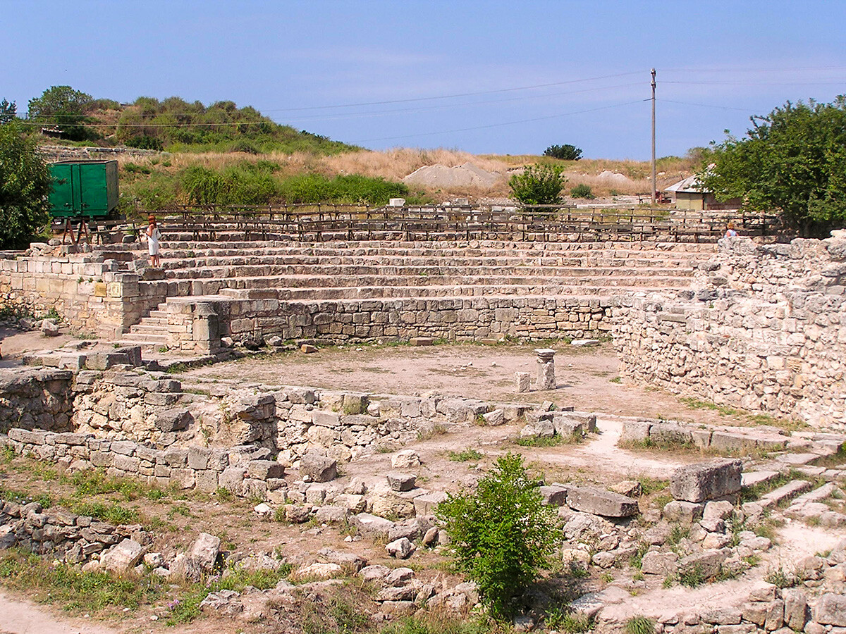 Херсонес. Античен театър в Херсонес. Единственият театър, намерен в древните градове на Северното Черноморие. Построен през III в. пр. Хр. между защитната стена и главната улица. Притежава около 2500 места