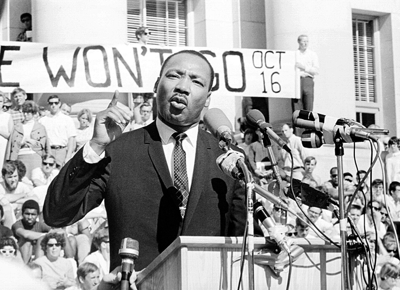El líder de los derechos civiles, el reverendo Martin Luther King, Jr., pronuncia un discurso ante una multitud de aproximadamente 7.000 personas el 17 de mayo de 1967 en la plaza Sproul de la Universidad de Berkeley, California