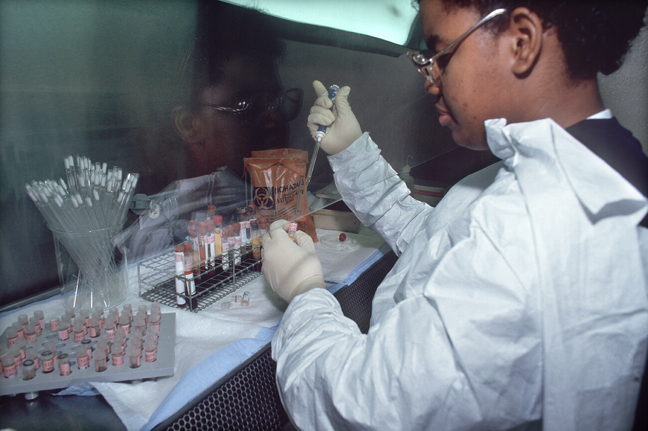 Un tecnico di laboratorio esamina campioni di sangue per l'HIV, New York, 11 dicembre 1986