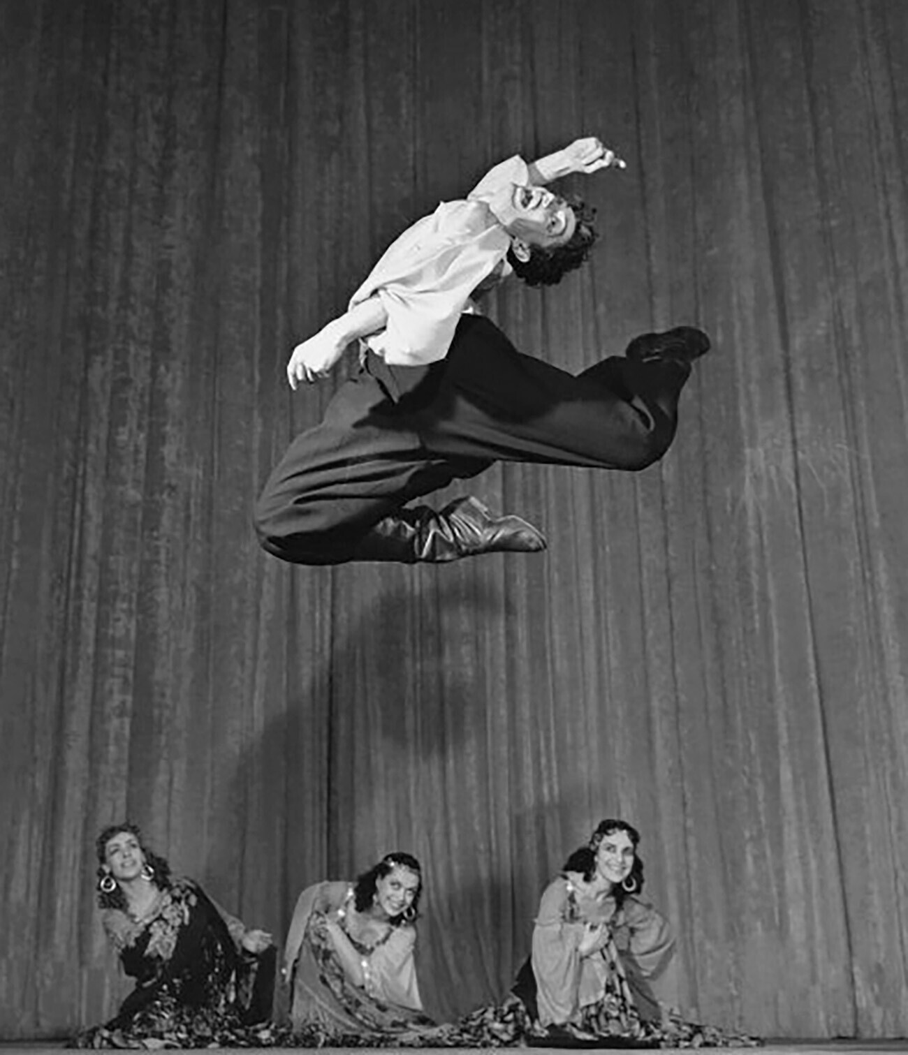 Ансамбл на народни игри на СССР. Танц на молдавските Цигани.


