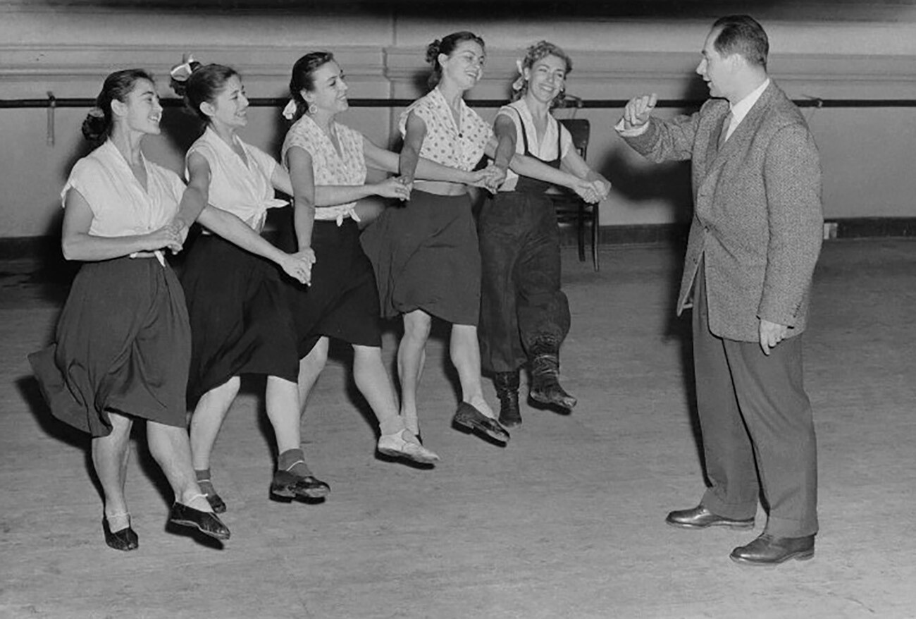 Igor Moiseyev memberikan arahan saat latihan, 1956.