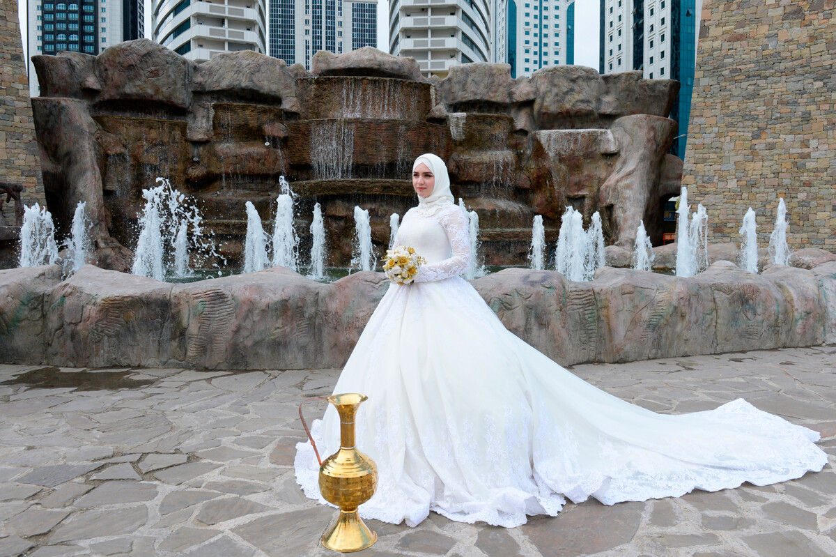 Seorang perempuan muda mengenakan gaun pengantin di Grozny.