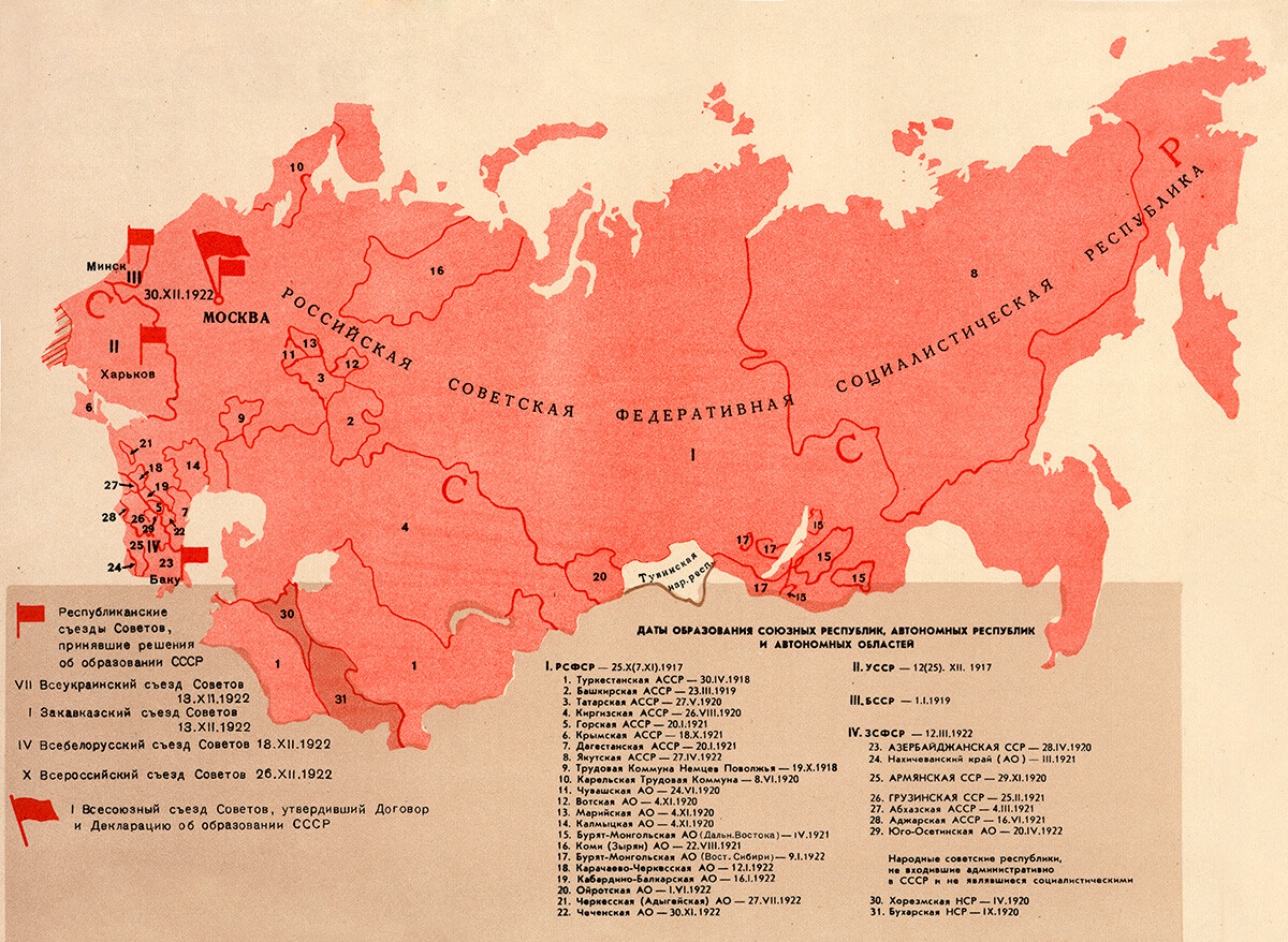 Peta Uni Soviet yang menunjukkan negara-negara bagian dan tahun aksesinya dari 1917 hingga 30 Desember 1922