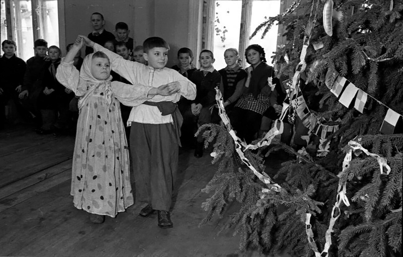 Otroci plešejo med novoletnim praznovanjem v vrtcu, 40. leta 20. stoletja
