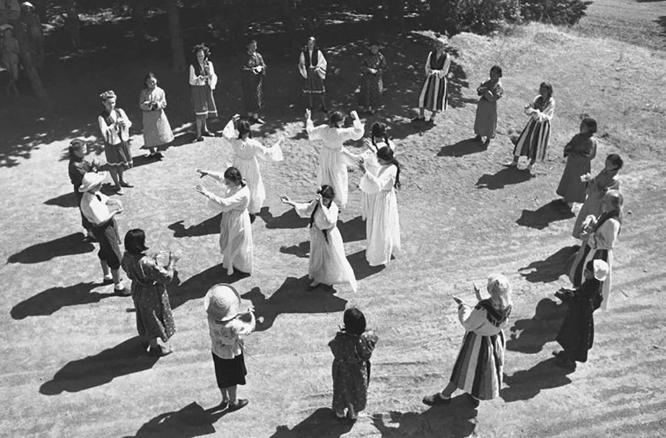 Danse folklorique dans le camp de pionniers (scouts soviétiques) d'Artek, 1945