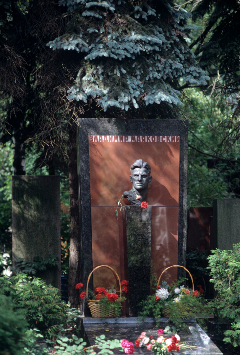 Могила Владимира Маяковского на Новодевичьем кладбище