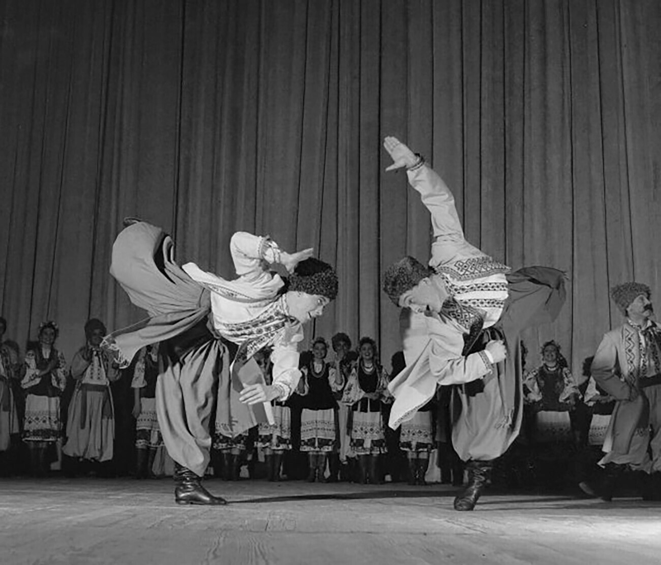 Dança ucraniana executada pelo grupo de Igor Moiseiev.