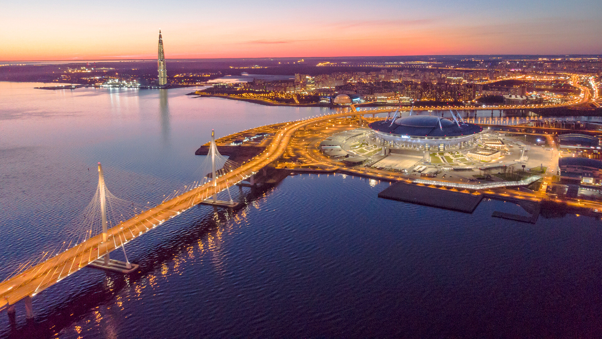 Sankt Peterburg, Rusija. Pogled iz zraka na Finski zaliv. Nebotičnik Lahta center s sedežem Gazproma. Stadion Zenit 
