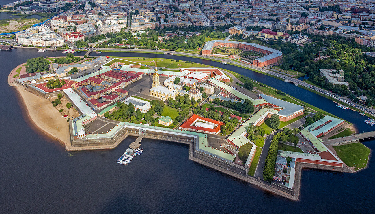 Pogled iz zraka na Petropavlovsko trdnjavo na Zajčjem otoku, Sankt Peterburg, Rusija. Na severu, čez Kronverški preliv, je Kronverk, kjer se nahaja tudi Artilerijski muzej
