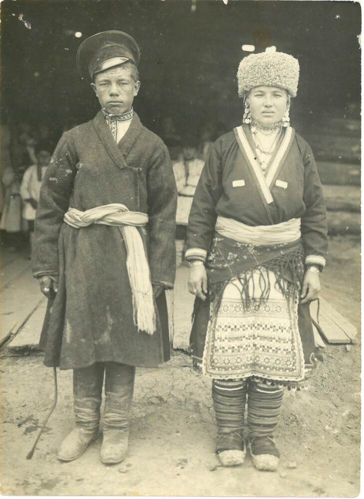 Mladi zakonci. Obisk nevestinih staršev, 1905