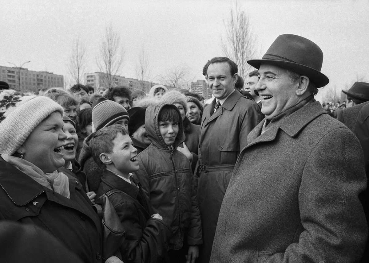 Mikhail Gorbachev menyapa penduduk kota pada tahun 1986.