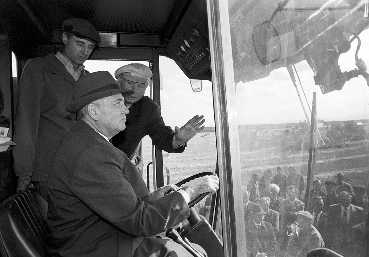 Mikhail Gorbachev mengemudikan mesin pemanen biji-bijian.