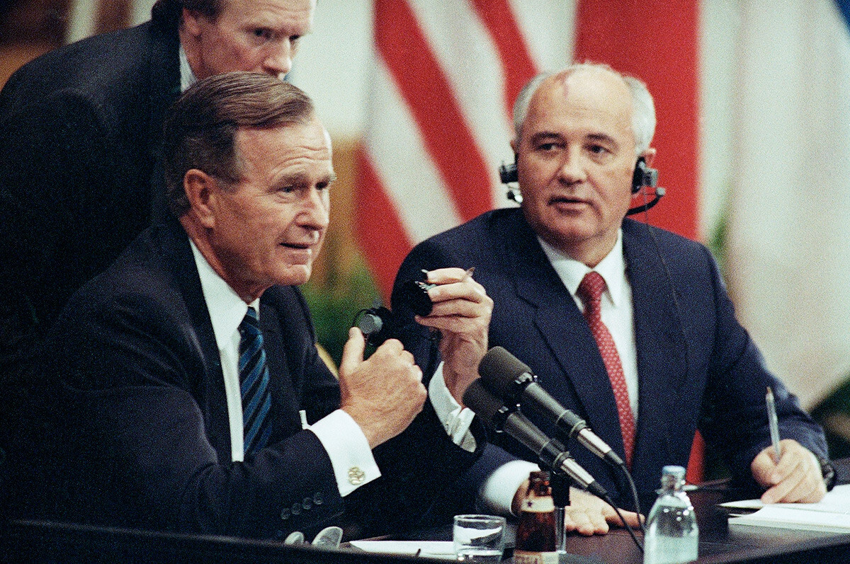 George H. Bush dan Mikhail Gorbachev
