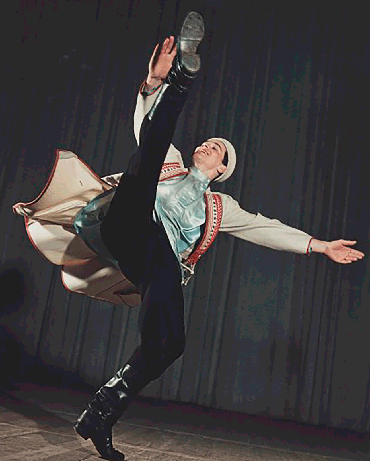 Известният танцьор Лев Голованов изпълнява руски танц