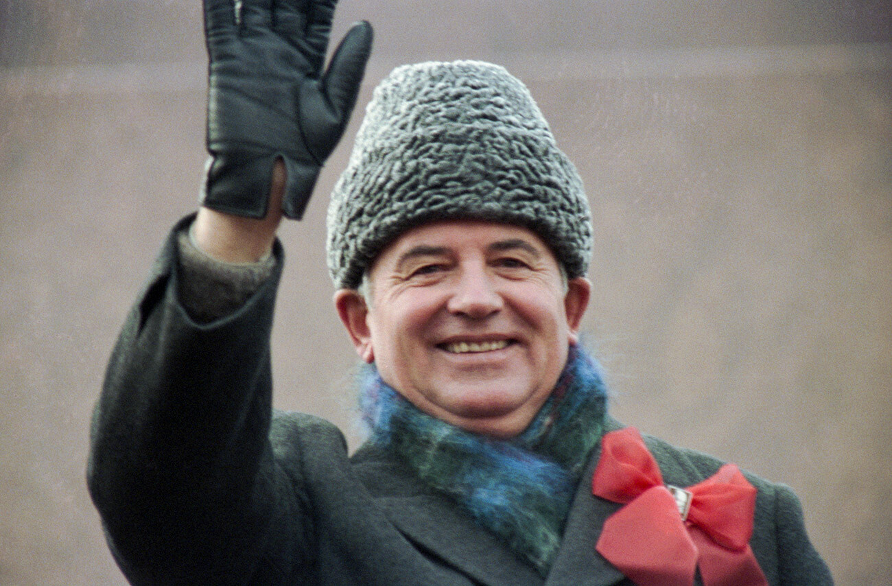 Gorbaciov sul Mausoleo di Lenin in Piazza Rossa a Mosca