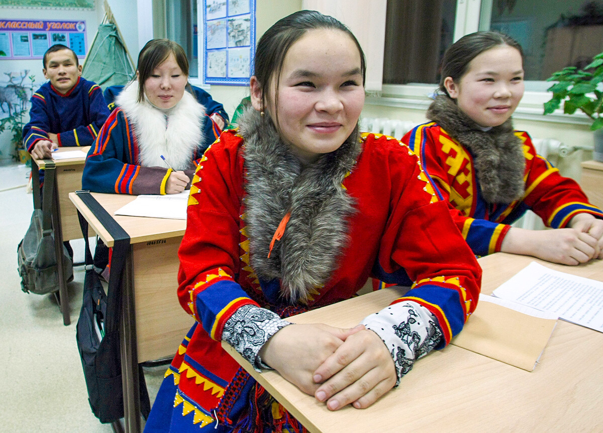Jamalski polotok, Rusija. Vsakdanje življenje Nencev - narodne manjšine na severu Rusije. Otroci v šoli.