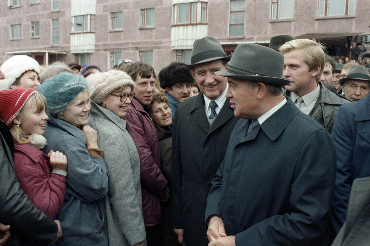 Mikhail Gorbachev (R front) meets with residents of the city of Novy Urengoy, 1985