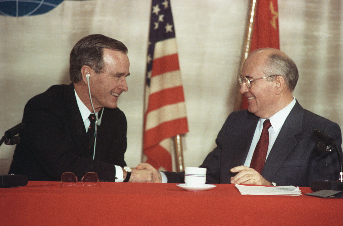 Malta. Primeira conferência de imprensa conjunta entre líderes da URSS e dos EUA, em Valletta, em 3 de dezembro de 1989. Na foto, Gorbatchov, Secretário Geral do Comitê Central do CPUS, e George W. Bush, presidente dos EUA, em coletiva de imprensa.