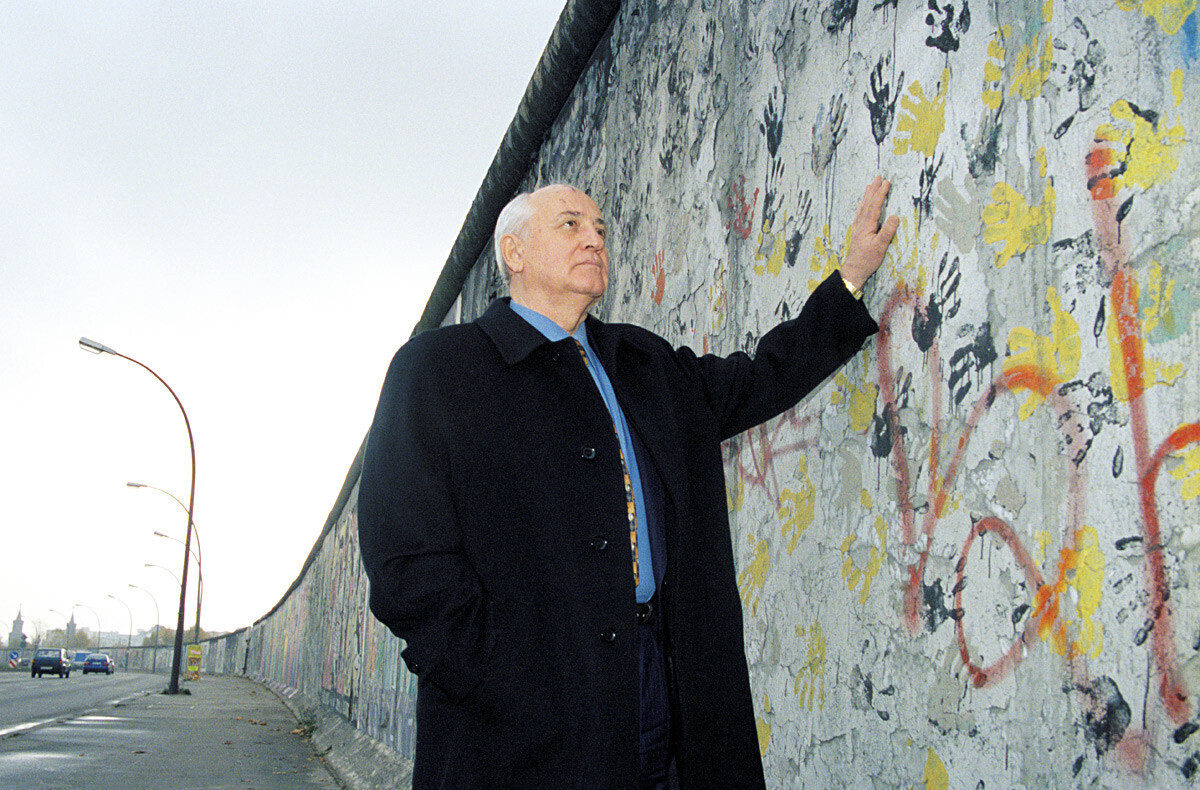 Michail Gorbatschow steht neben der Gedenkstätte an der Berliner Mauer