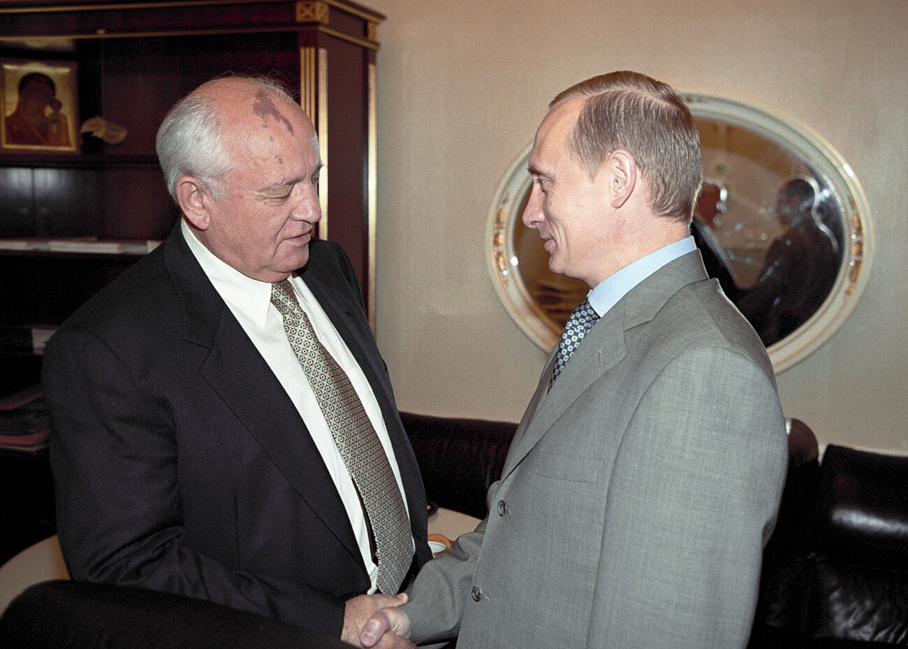 Le président russe Vladimir Poutine rencontrant l'ancien président soviétique Mikhaïl Gorbatchev