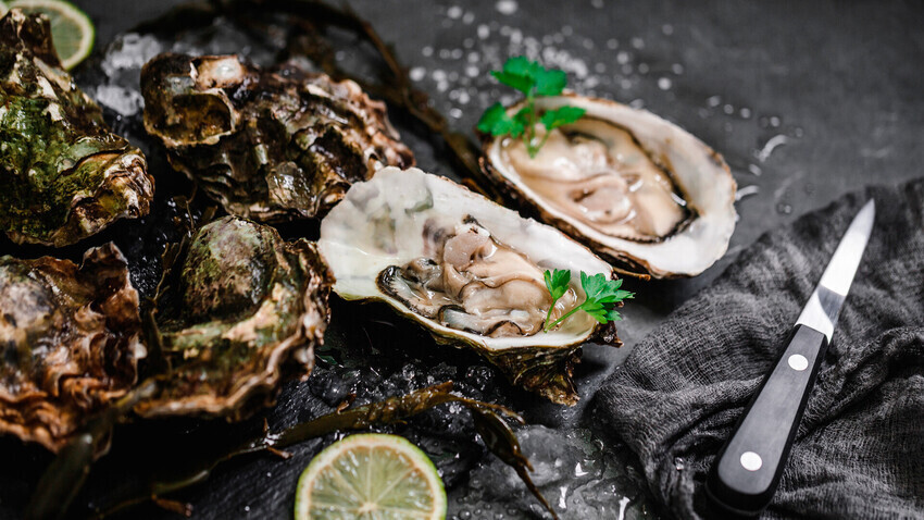 As ostras são famosas como um produto francês, mas a Rússia tem essas delícias do mar em abundância.