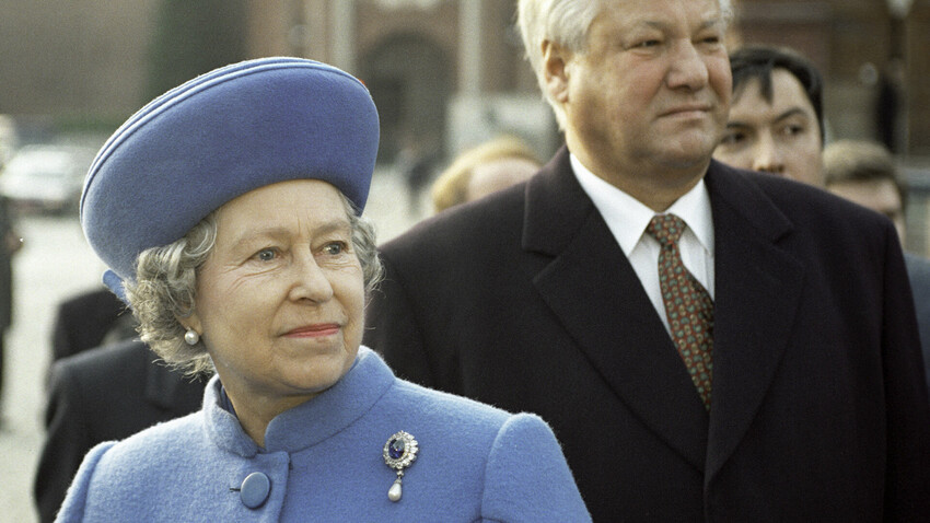 Presidente russo Boris Iéltsin (à direita) e a rainha Elizabeth 2ª (à esquerda) assistem à troca da guarda de honra na Praça Vermelha durante a visita oficial da rainha britânica à Rússia