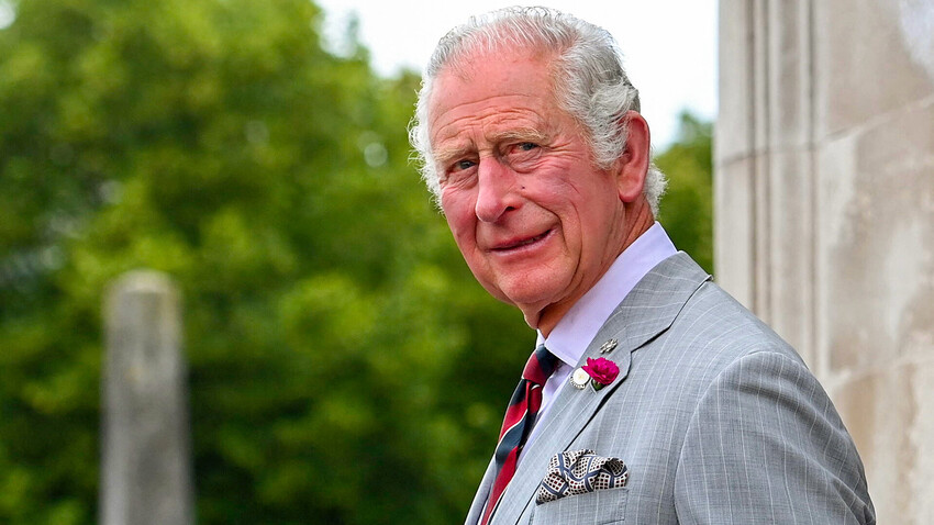 Der britische Prinz Charles, Prinz von Wales, beobachtet am 5. Juli 2022 eine Parade von Mitgliedern der 1. Dragoner-Garde der Königin im Rathaus in Cardiff. 
