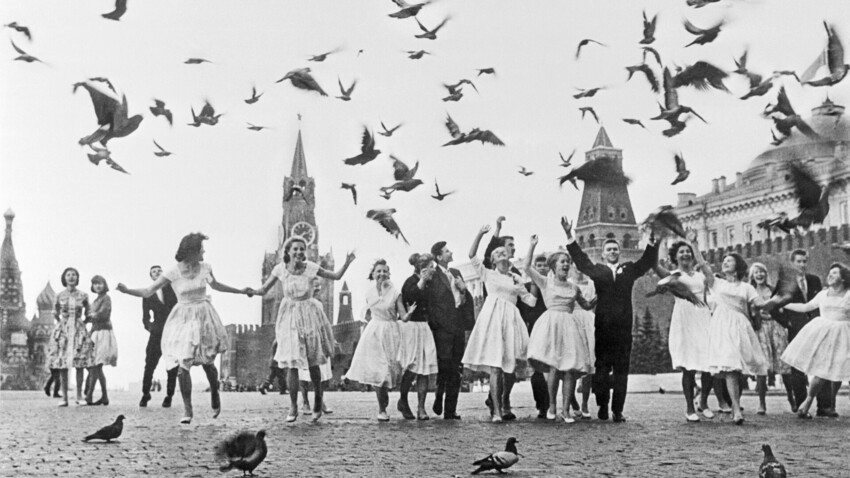 Moscou, 1961. Formandos de escolas da capital na Praça Vermelha. 