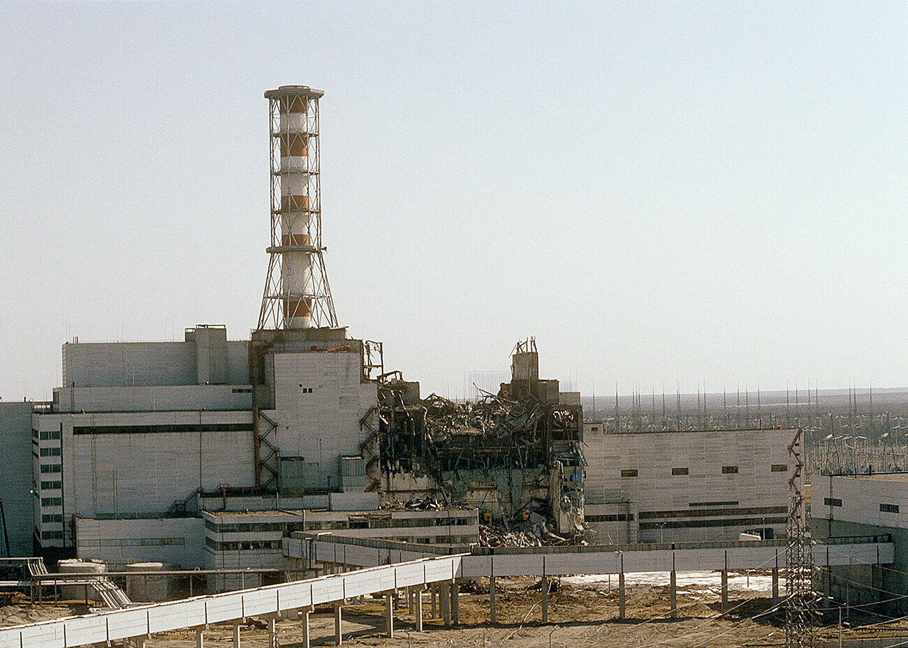 Pembangkit Listrik Tenaga Nuklir Chernobyl dilihat dari unit tenaga keempat, setelah bencana pada 26 April 1986.