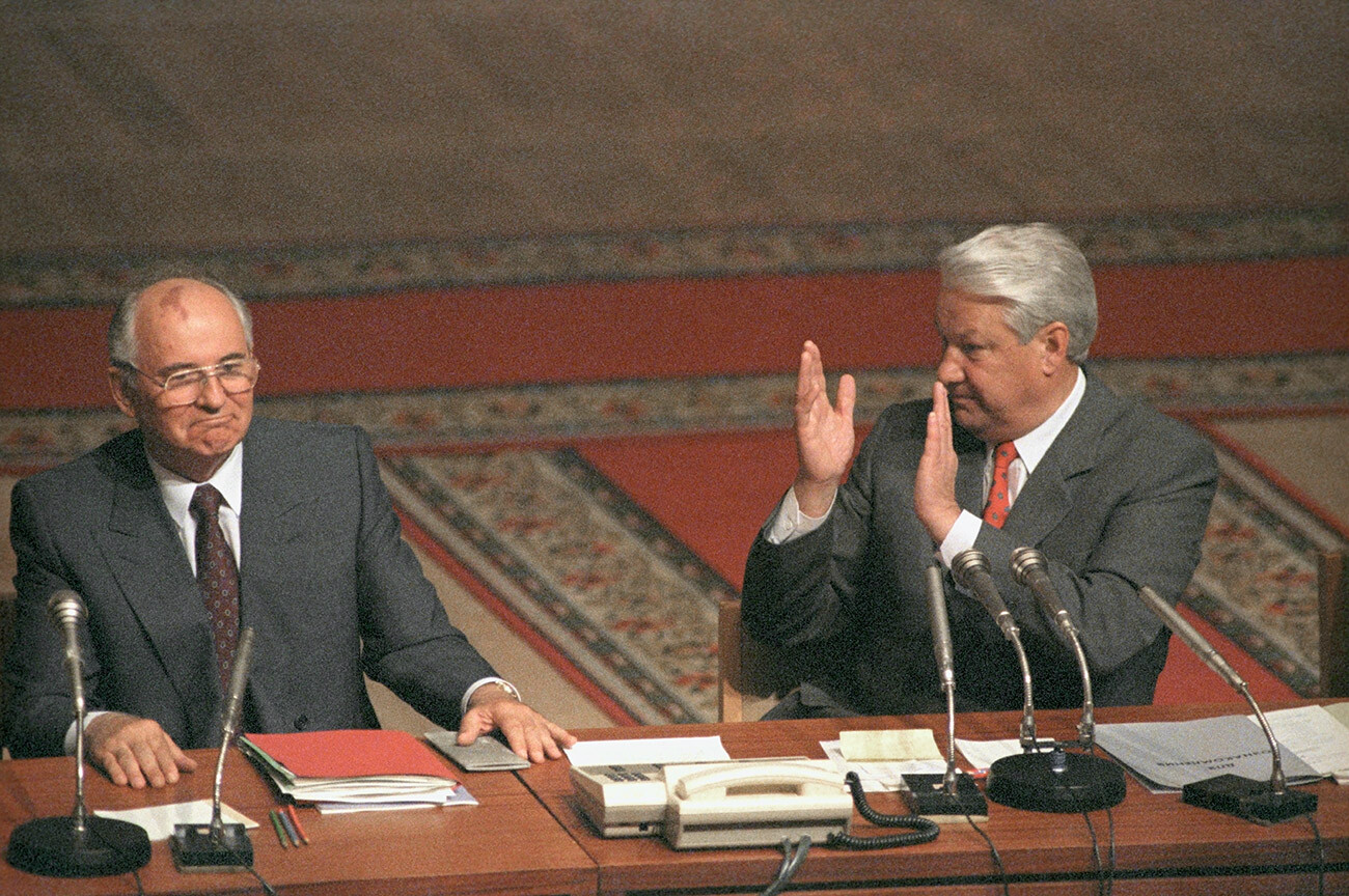 Sekretaris Jenderal Partai Komunis Uni Soviet Mikhail Gorbachev (kiri) dan anggota Politbiro Boris Yeltsin terlihat dalam pertemuan di Gedung Pemerintah di Moskow, 1990.
