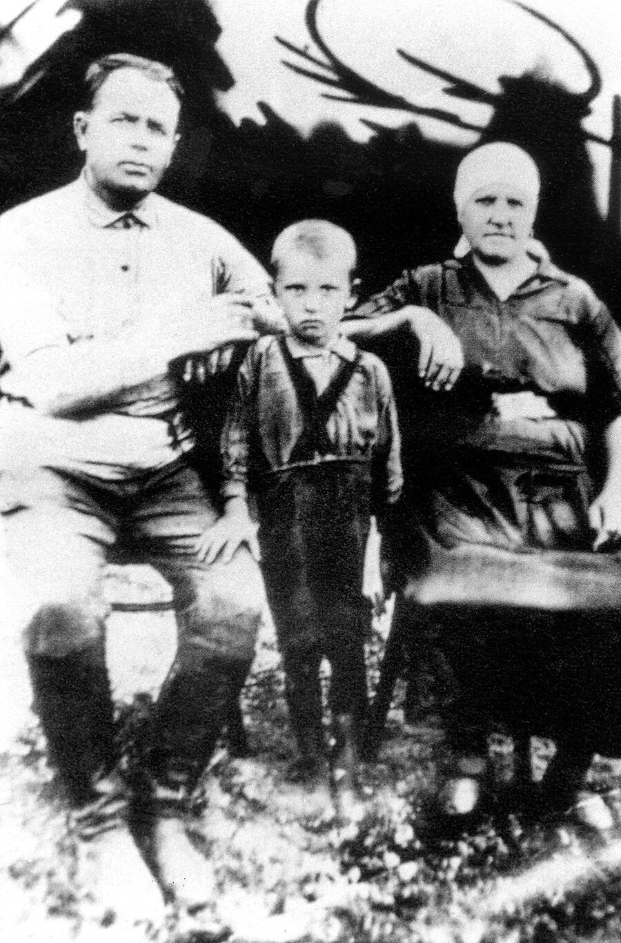 4歳のミハイルと祖父のパンテレイ・ゴプカロ（左）と祖母のヴァシリサ・ゴプカロ。スタヴロポリ地方（ロシア南部）プリヴォリノエ村、1930年代