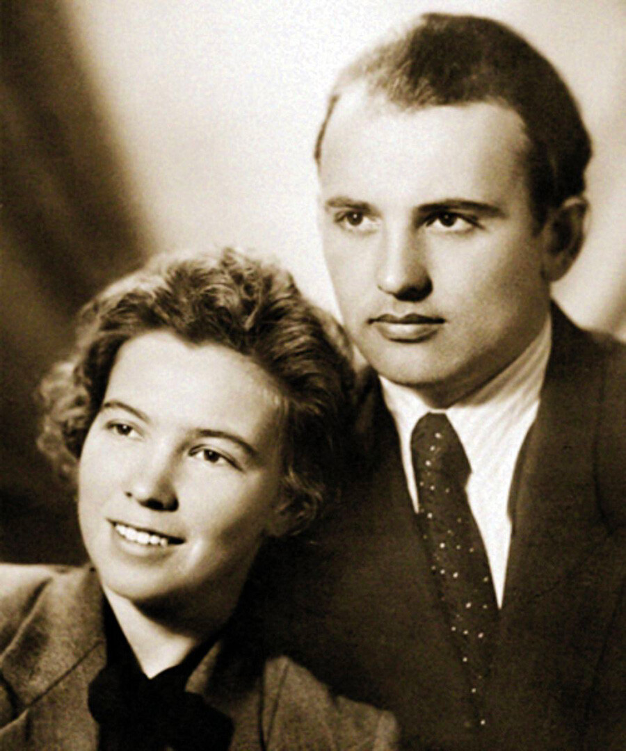 モスクワ国立大学在学中に、未来の妻となる哲学科の学生ライサ・チタレンコ（1932年〜1999年）と出会った。彼らは1953年に結婚し、結婚式は学生寮の食堂で行われた。