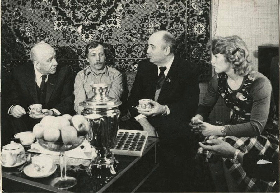 モスクワ市民の家を訪れるミハイル・ゴルバチョフとソ連の政治家ヴィクトル・グリシン、1985年