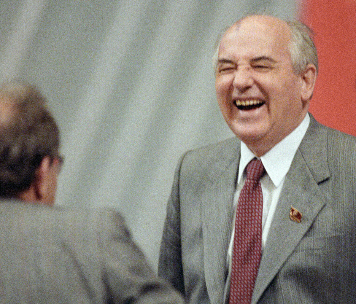 ソビエト連邦共産党中央委員会書記長ミハイル・ゴルバチョフは議会の休憩中、1990年