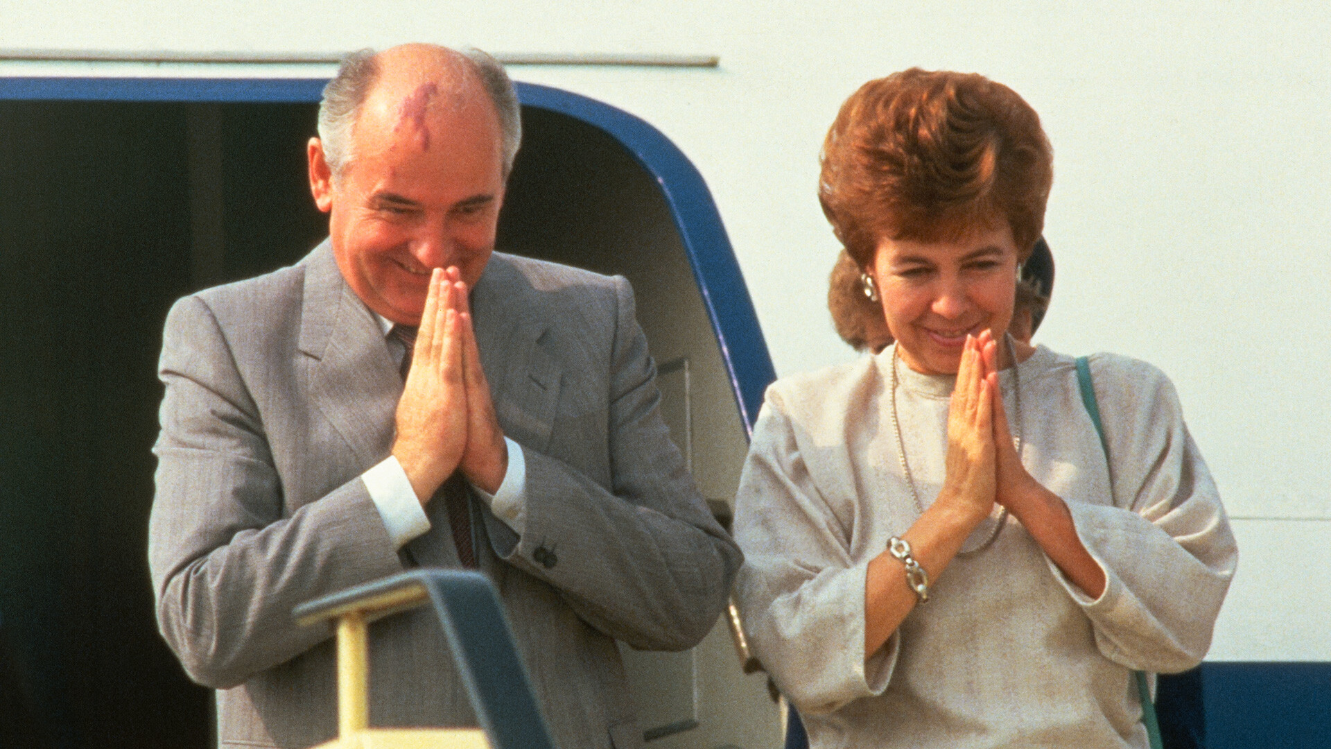 Le couple Gorbatchev débarquant d’un avion lors d’une visite d’État à New Delhi