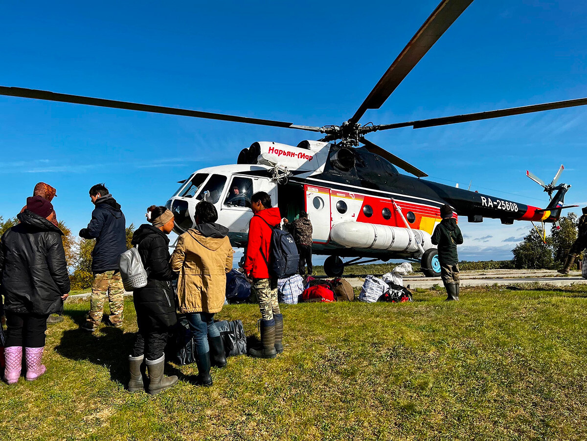 Un hélicoptère récupère les enfants pour l'école.